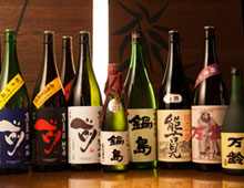 佐賀の鍋島全種を始め、九州本場の希少な焼酎、日本酒を約70種取り揃えています。